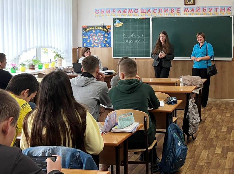 Доцентка Ольга Гайда та студентка Юлія Гавришків на зустрічі зі старшокласниками.jpg